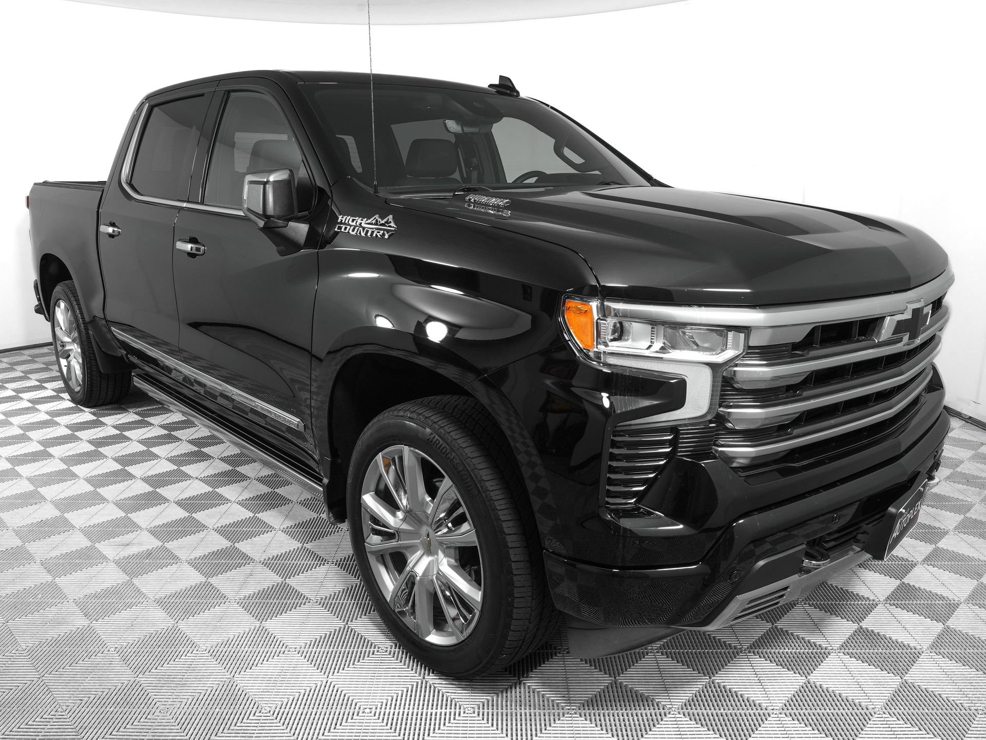 Used 2024 Chevrolet Silverado 1500 High Country w/ High Country Premium Package AWD/4WD image 2