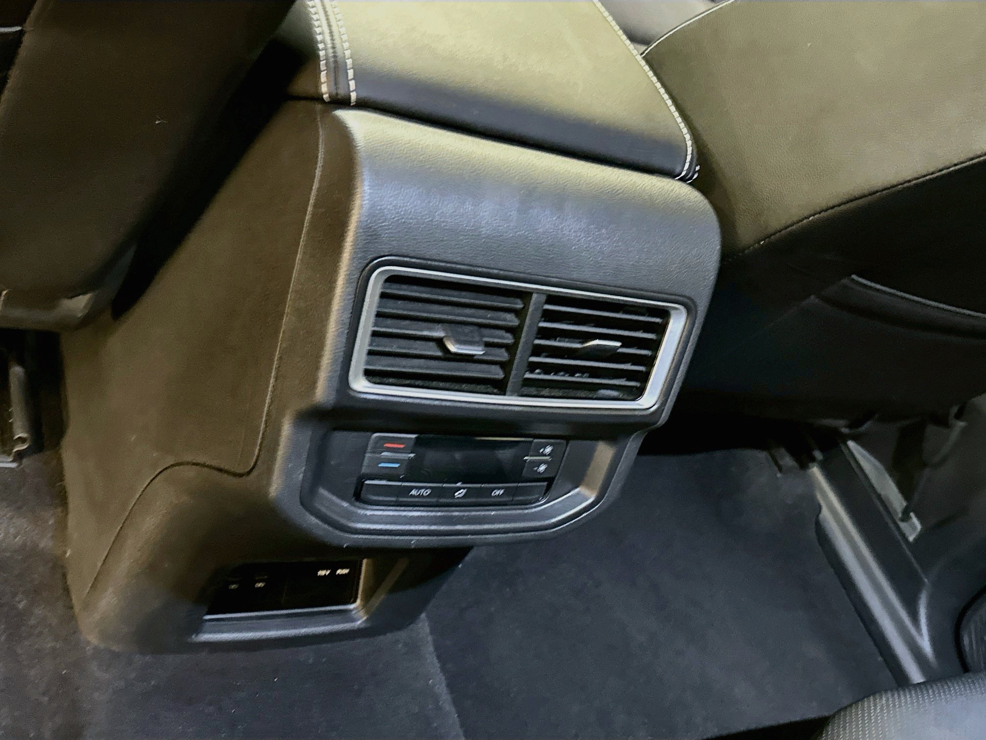 Used 2025 Volkswagen Atlas SE AWD/4WD image 28