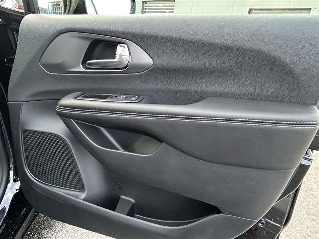 New 2026 Chrysler Pacifica Select image 20