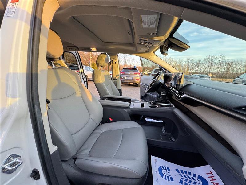 Used 2024 Toyota Sienna XLE image 39