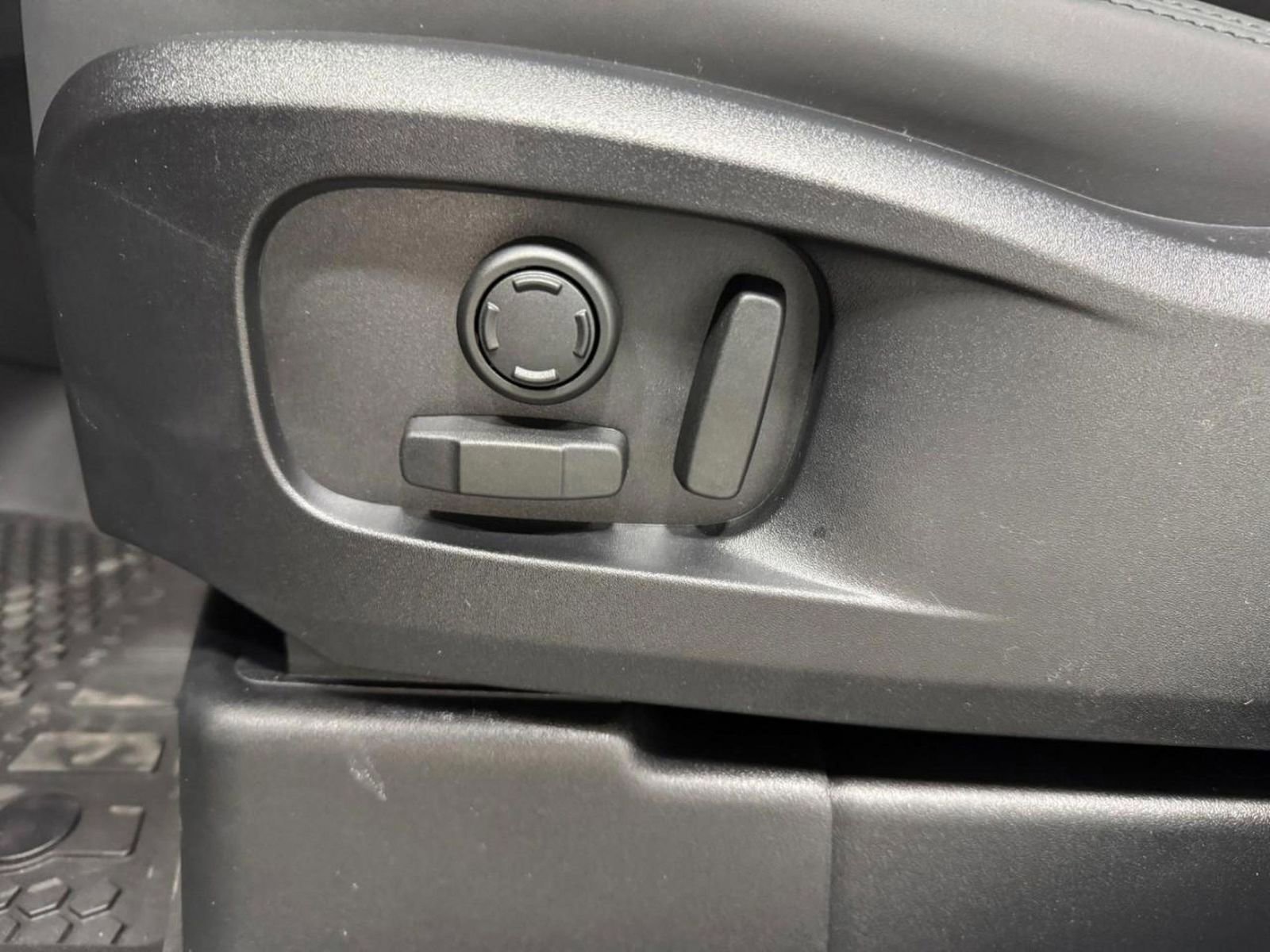 New 2026 Land Rover Defender 110 S image 27