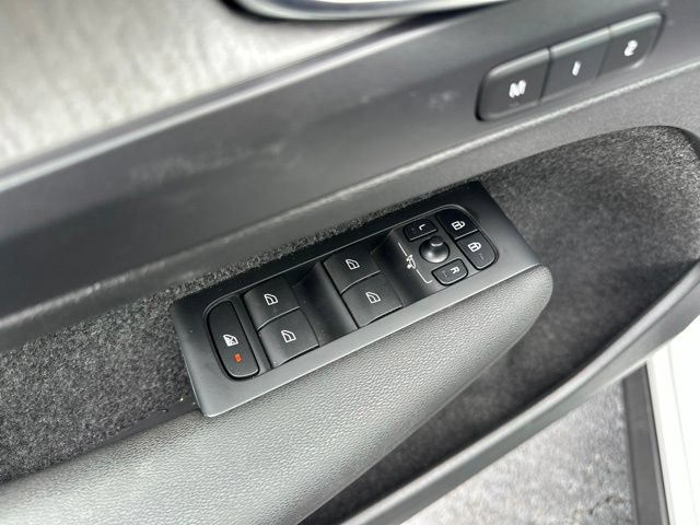 Used 2023 Volvo XC40 B4 Core w/ Convenience Package FWD image 19
