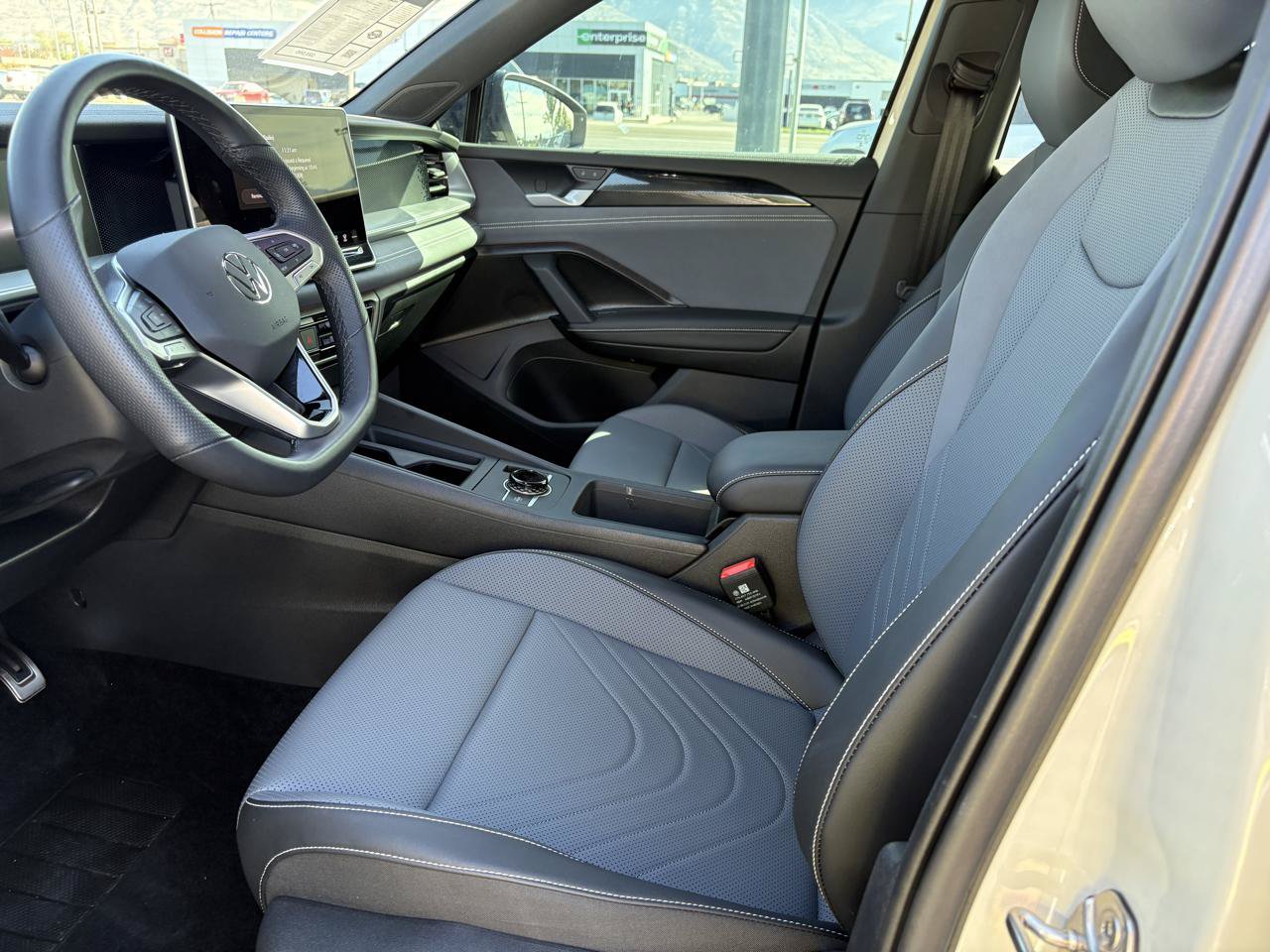Used 2025 Volkswagen Tiguan SE R-Line AWD/4WD image 16