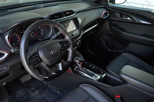 Used 2022 Chevrolet TrailBlazer RS FWD image 2