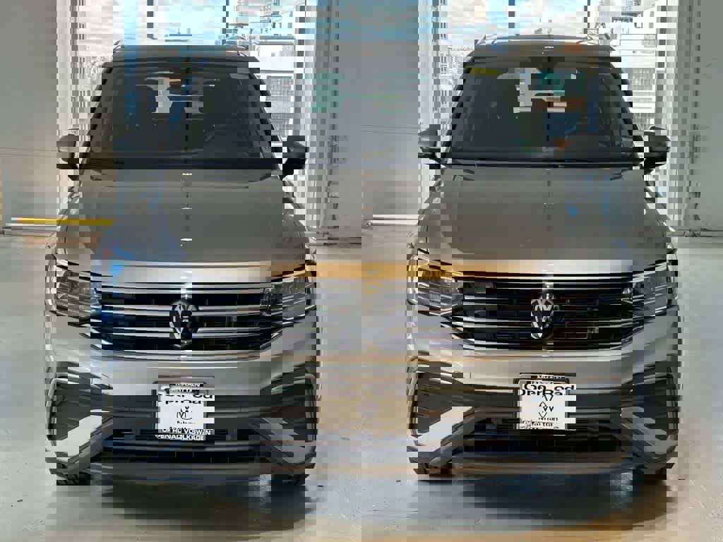 Certified 2024 Volkswagen Tiguan SE w/ Panoramic Sunroof Package image 2