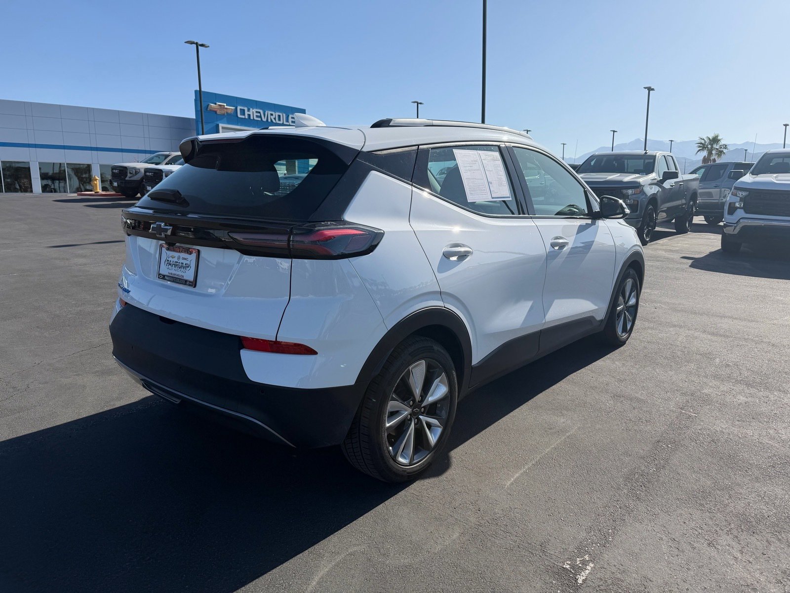 Used 2022 Chevrolet Bolt EUV LT w/ Convenience Package FWD image 3