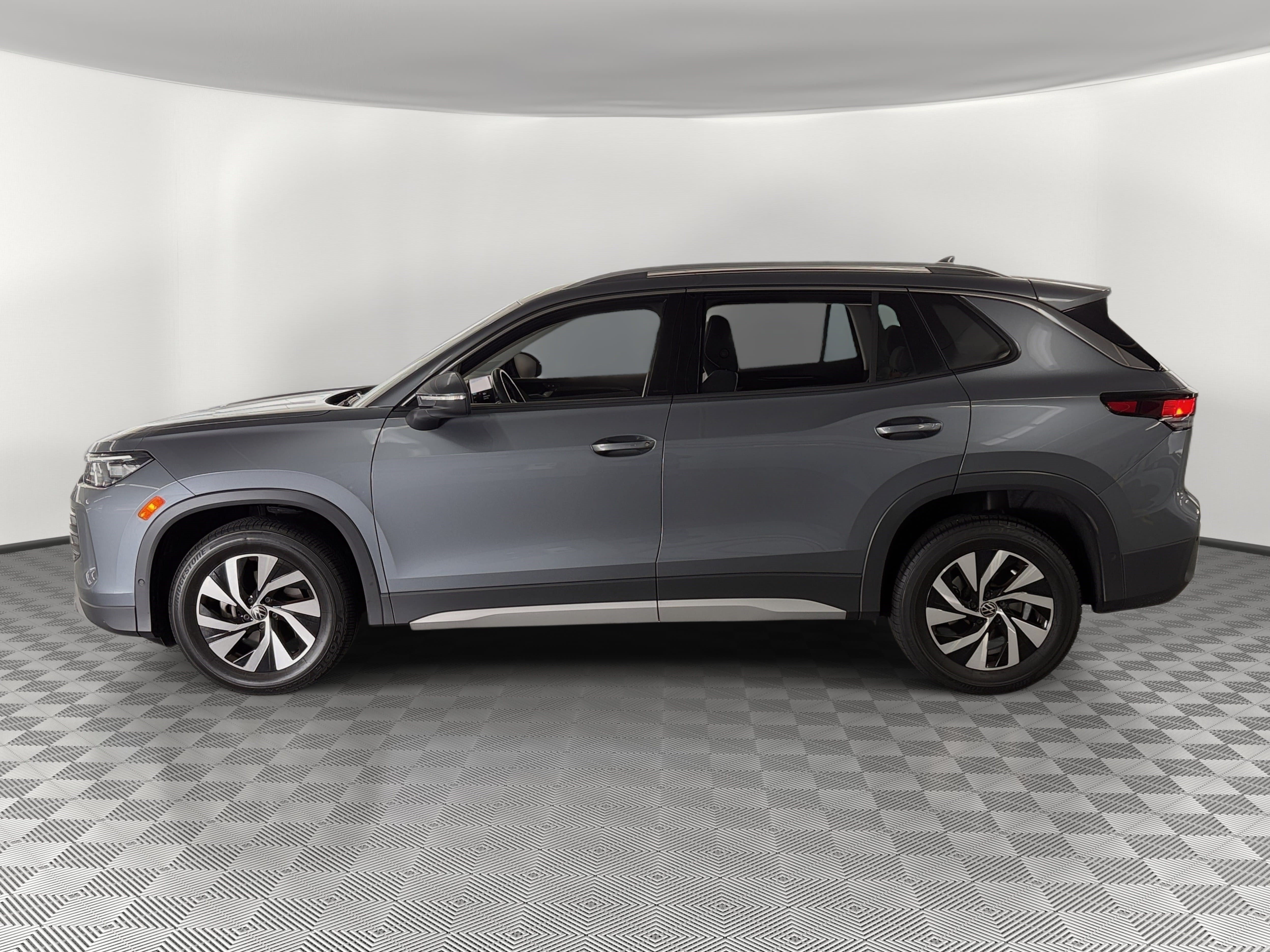 Used 2025 Volkswagen Tiguan S FWD image 2