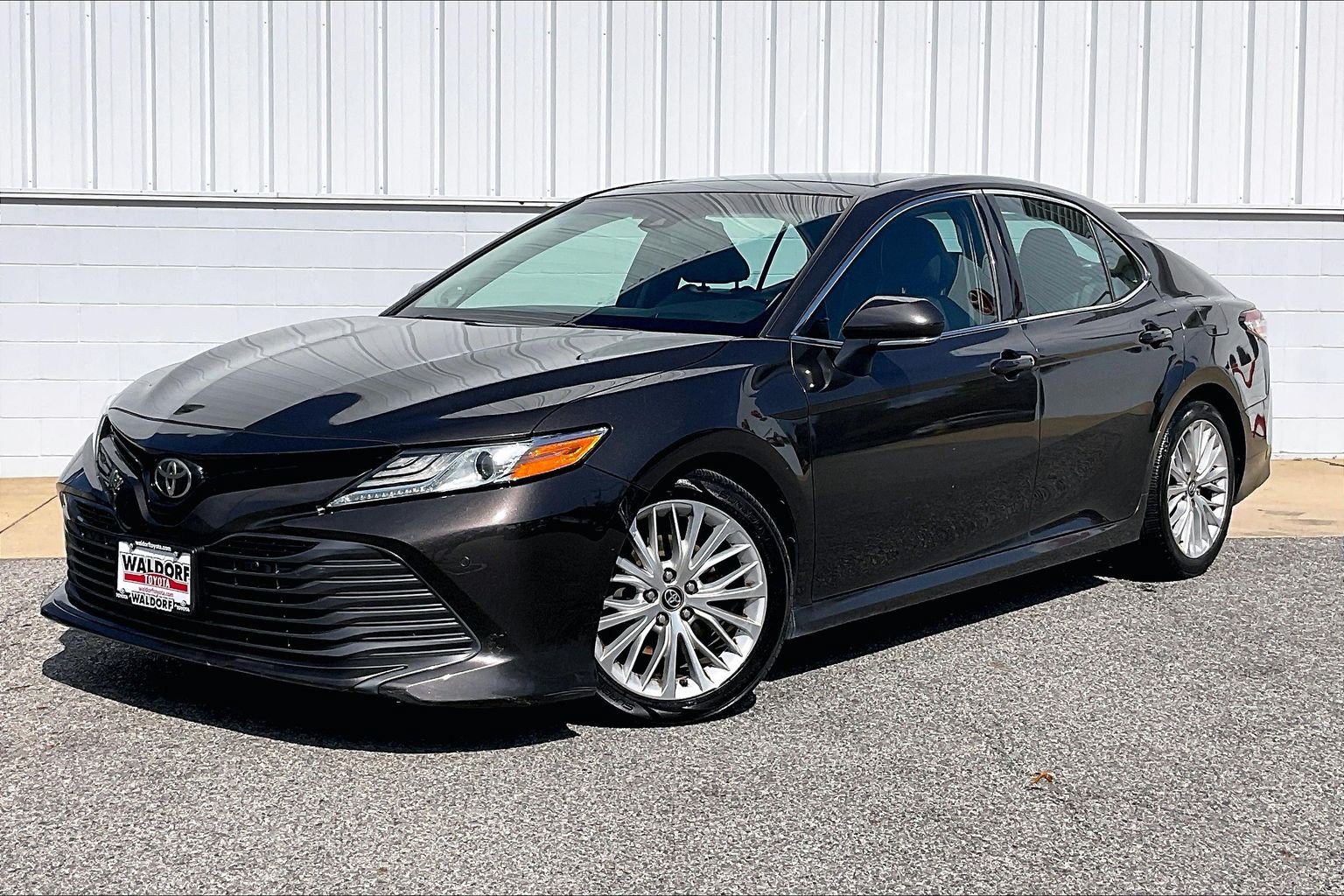 Used 2018 Toyota Camry XLE FWD image 2