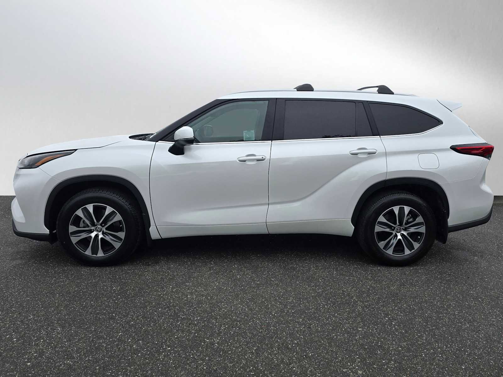 Used 2023 Toyota Highlander XLE FWD image 6