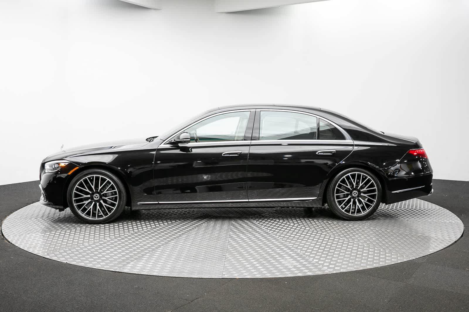 Used 2022 Mercedes-Benz S 580 4MATIC Sedan w/ Rear Seat Package image 3