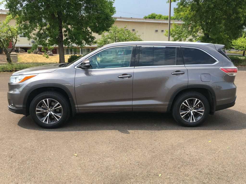 Used 2016 Toyota Highlander XLE AWD/4WD image 3