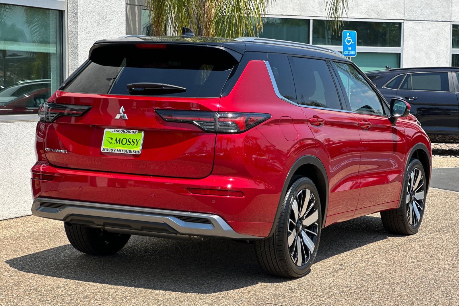 New 2025 Mitsubishi Outlander SEL image 4