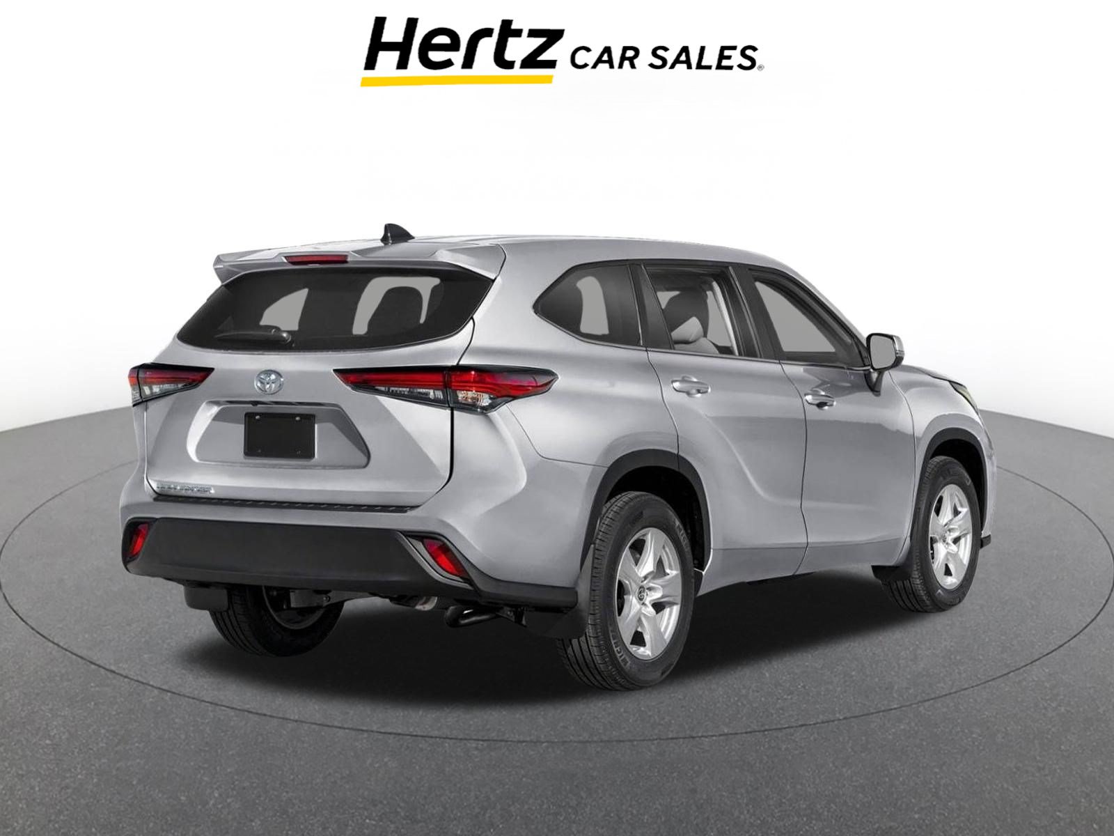 Used 2025 Toyota Highlander LE FWD image 2