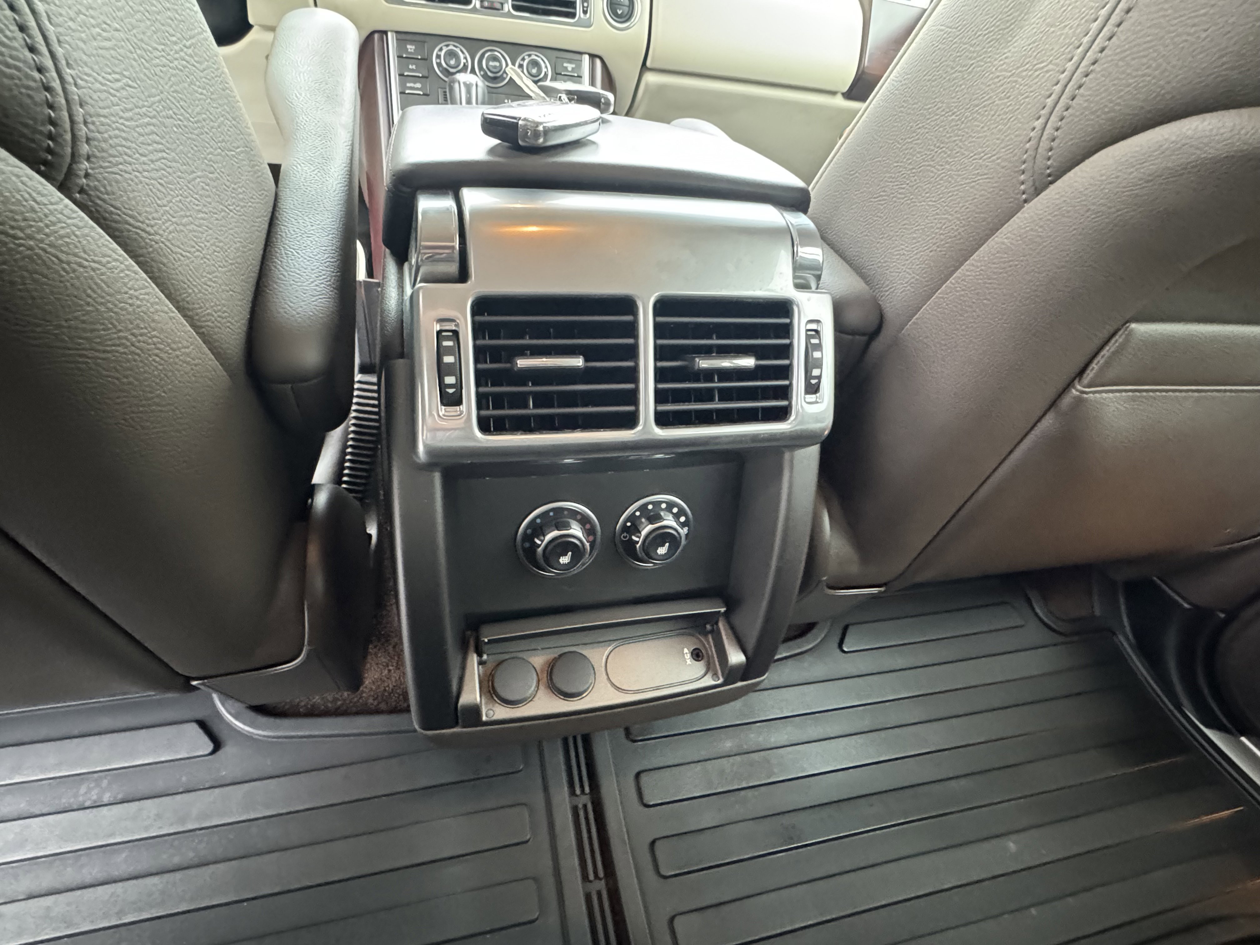 Used 2012 Land Rover Range Rover HSE image 30