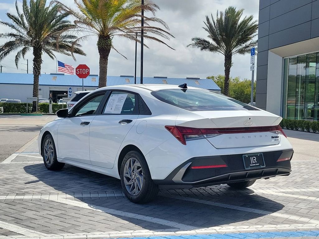 Used 2025 Hyundai Elantra Blue image 3
