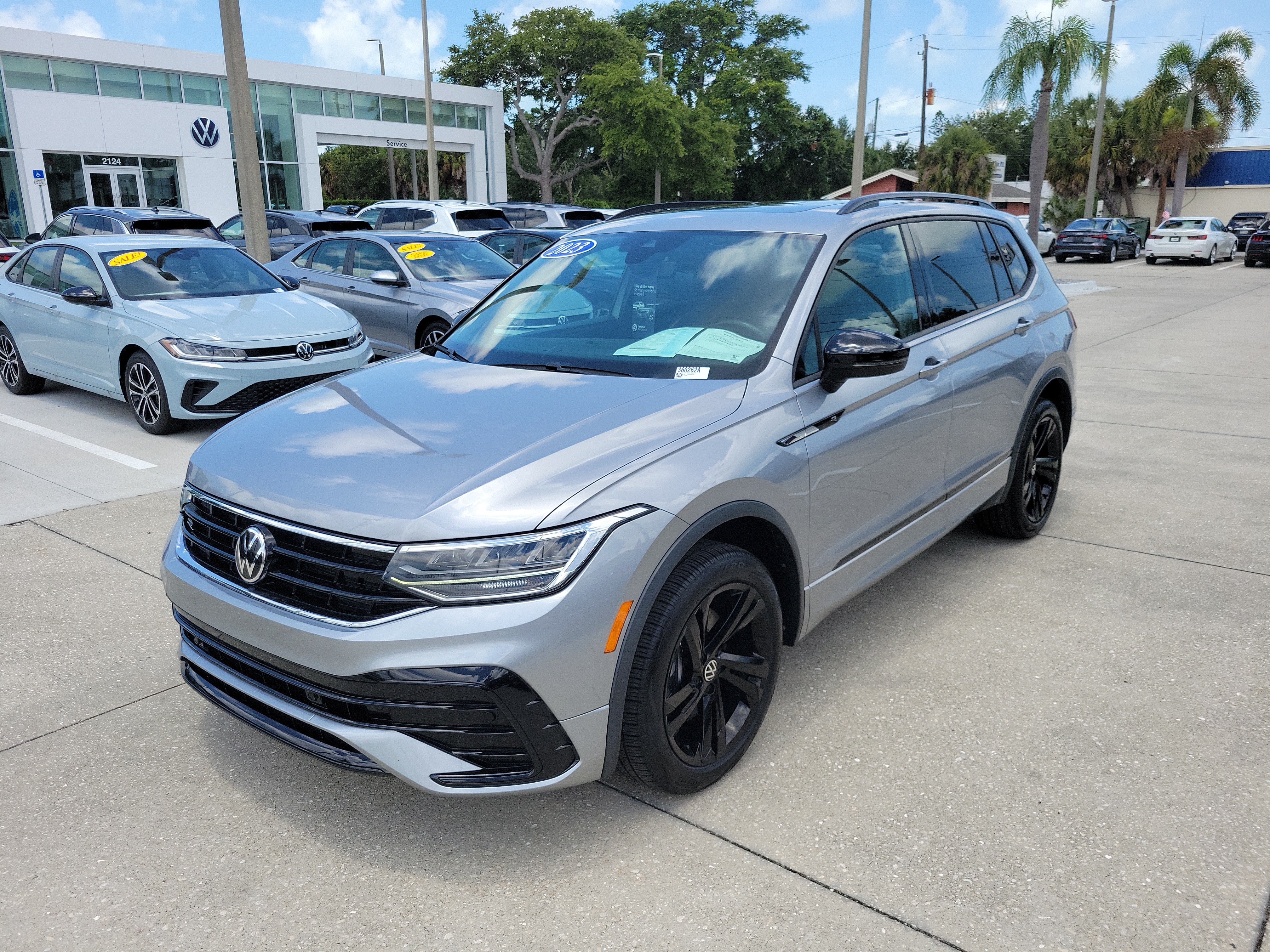 Certified 2023 Volkswagen Tiguan SE R-Line FWD image 8