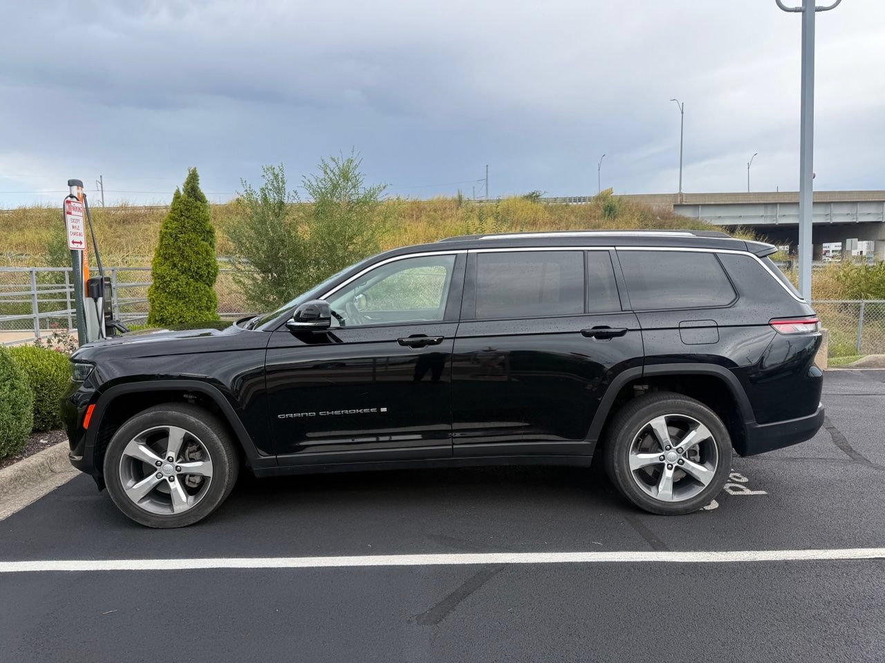 Used 2021 Jeep Grand Cherokee L Limited AWD/4WD image 3