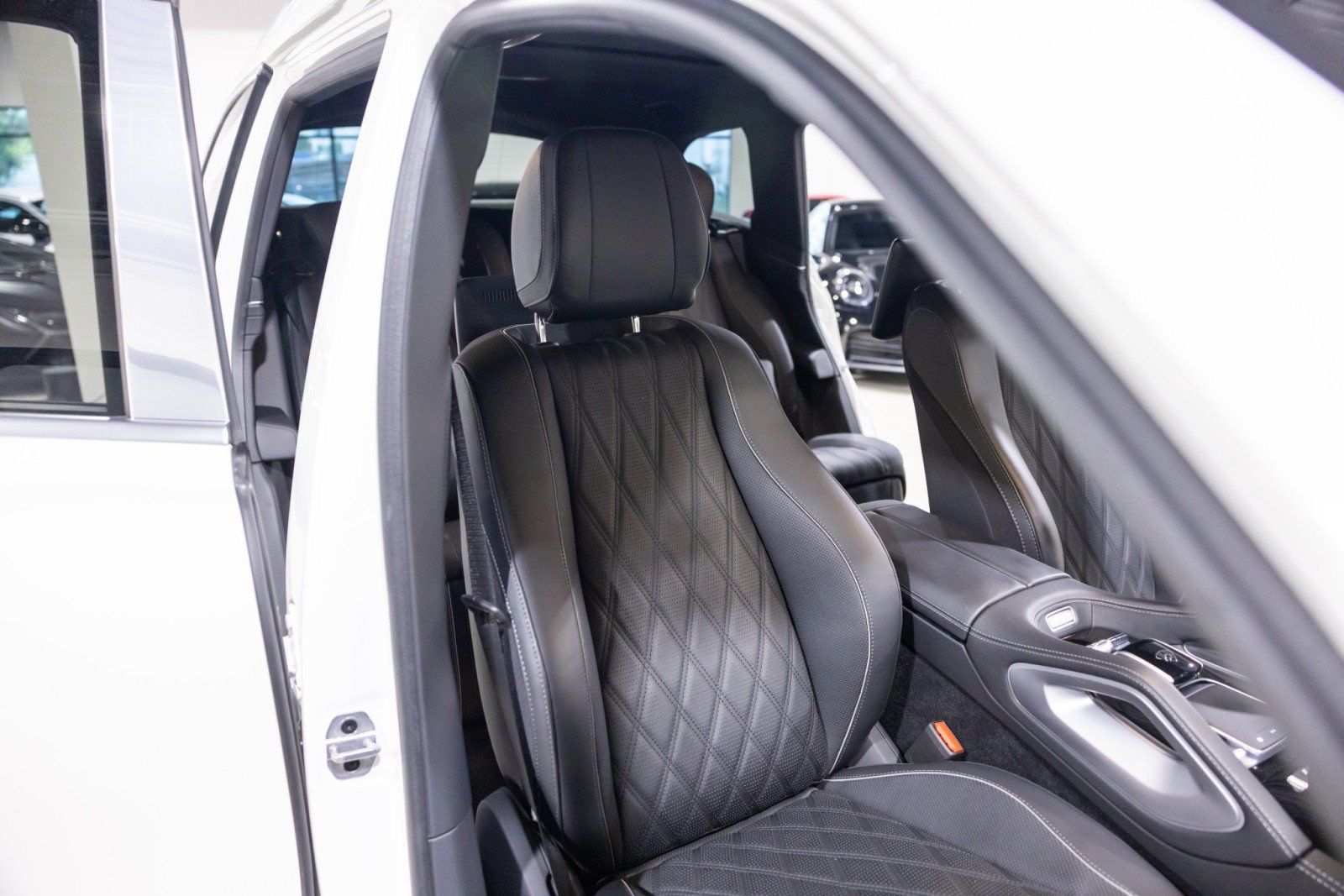 Used 2024 Mercedes-Benz Maybach GLS 600 4MATIC image 29