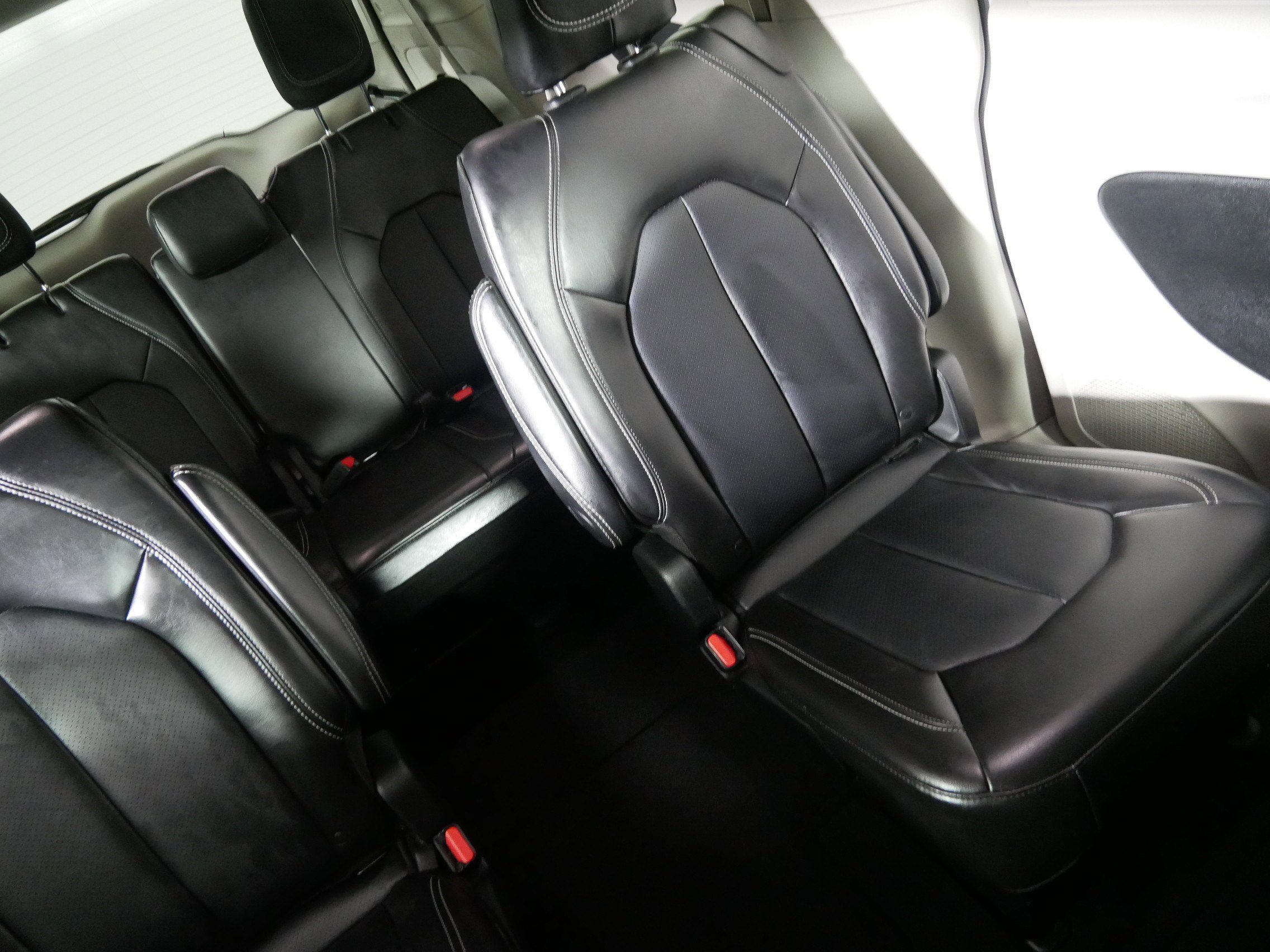 Used 2024 Chrysler Pacifica Touring-L image 14