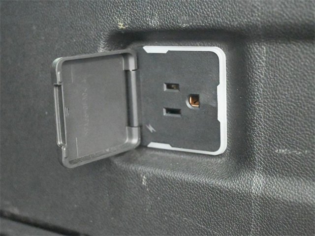 Used 2025 Chevrolet Suburban LT image 25