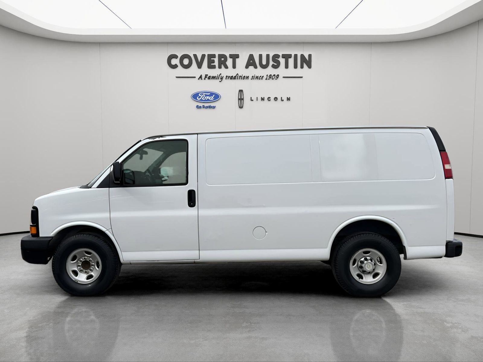 Used 2011 Chevrolet Express 2500 image 2