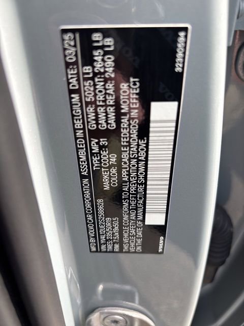 Used 2025 Volvo XC40 B5 Plus image 29