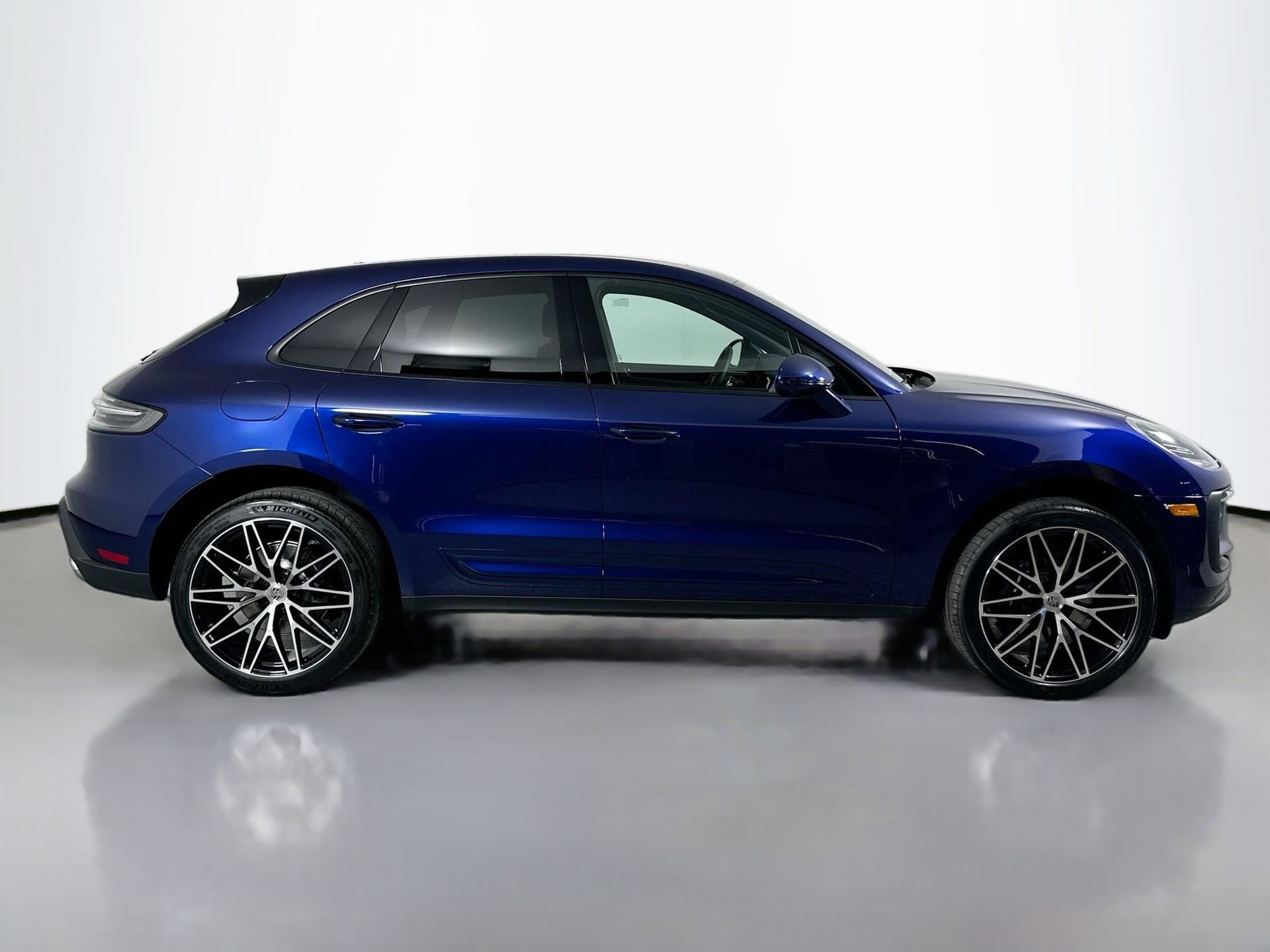Certified 2025 Porsche Macan image 8