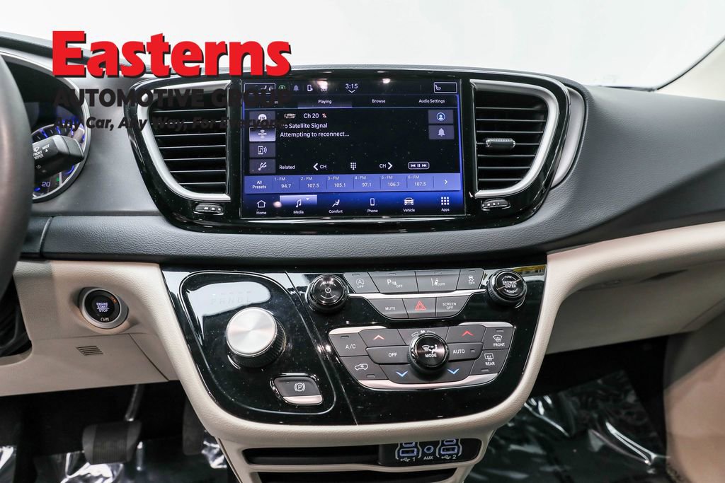 Used 2023 Chrysler Pacifica Touring-L FWD image 12