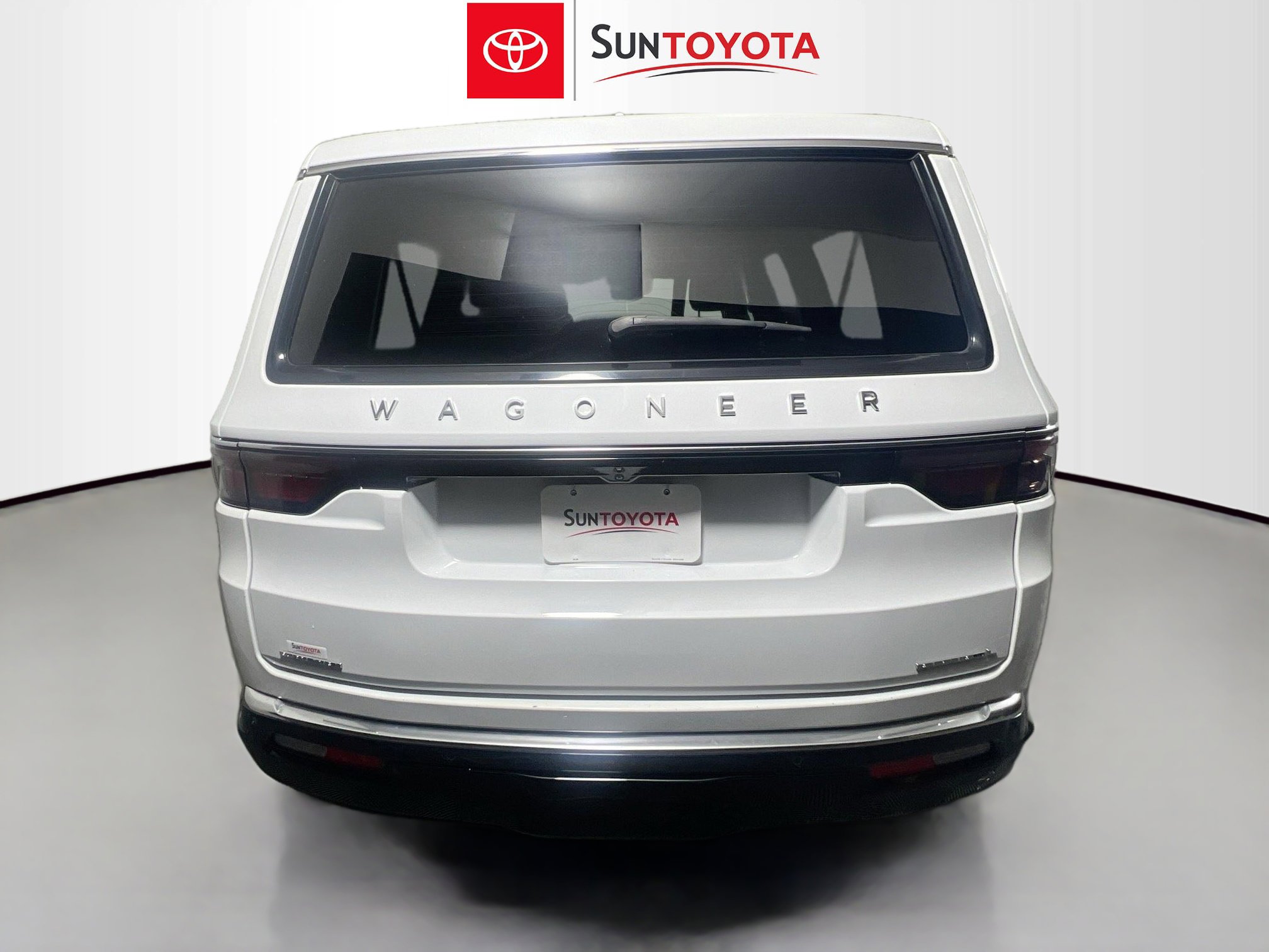 Used 2023 Jeep Wagoneer L Series II image 5