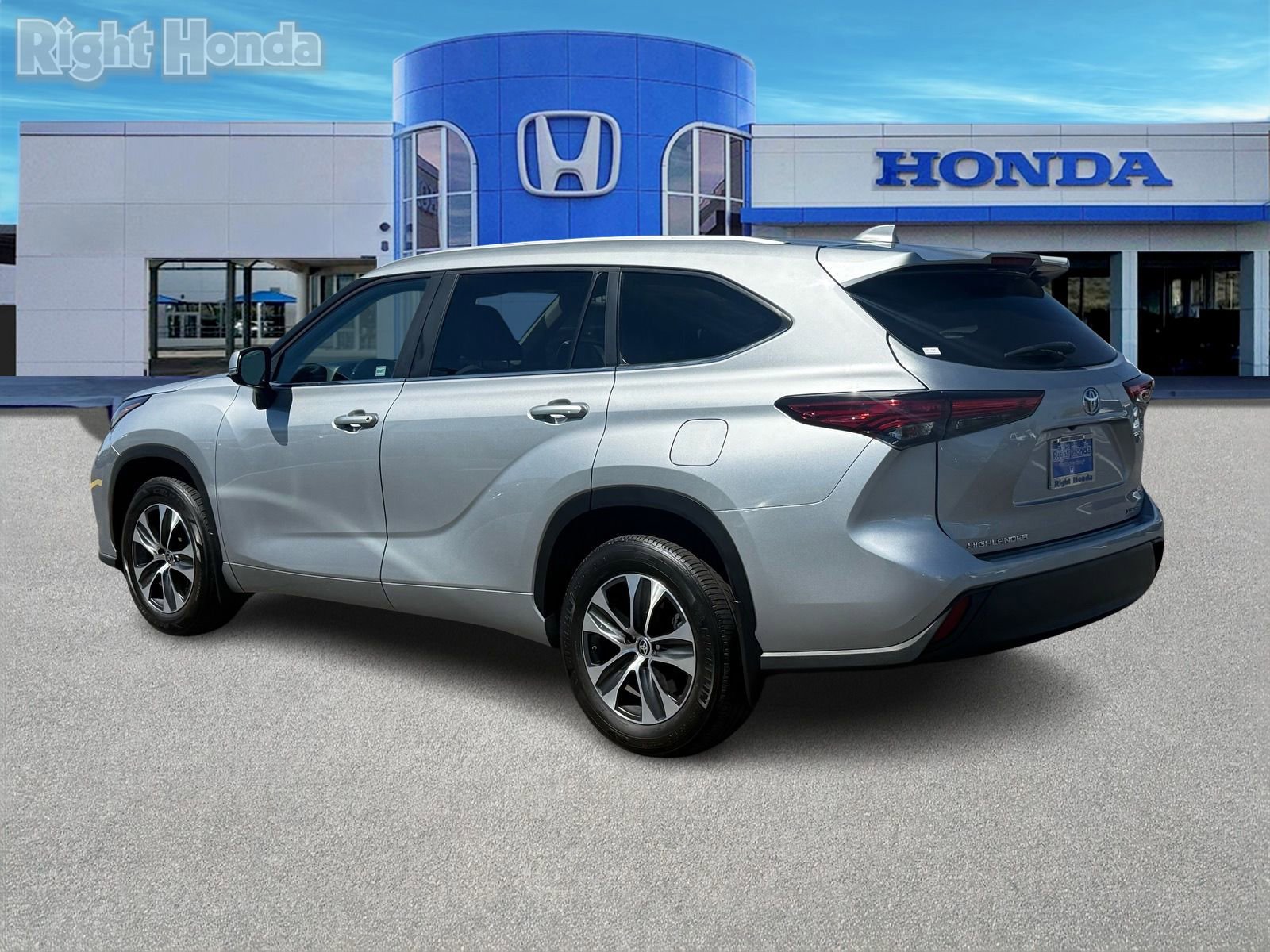 Used 2023 Toyota Highlander XLE image 4