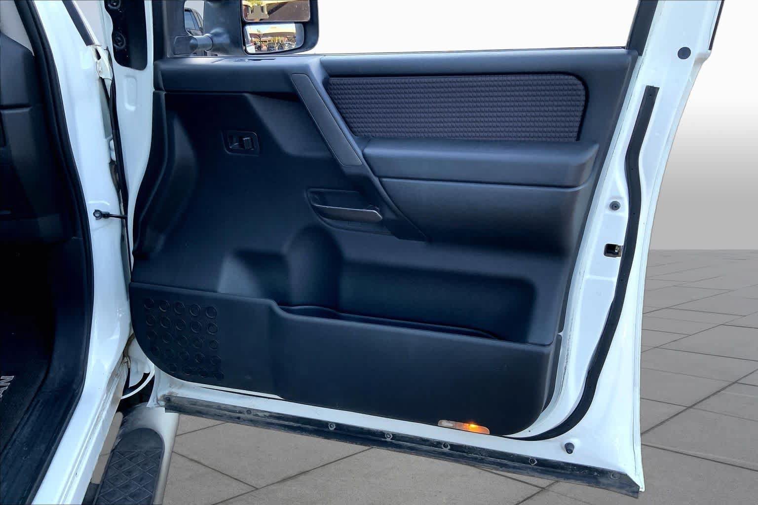 Used 2013 Nissan Titan SV w/ SV Premium Utility Pkg RWD image 22