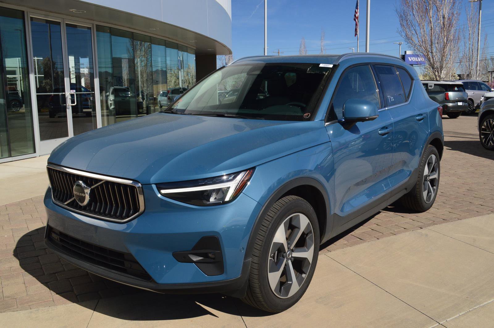 Certified 2025 Volvo XC40 B5 Plus image 1