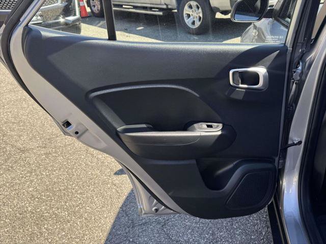 Used 2024 Hyundai Venue SEL FWD image 11