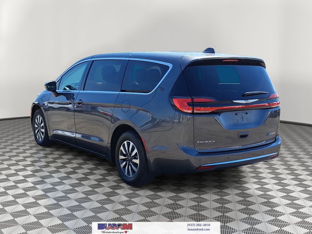 Used 2022 Chrysler Pacifica Touring-L w/ Uconnect Theater Family Group image 3