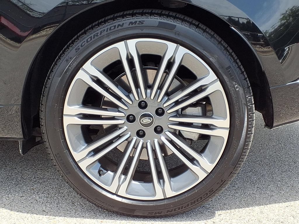 Certified 2025 Land Rover Range Rover SE AWD/4WD image 6