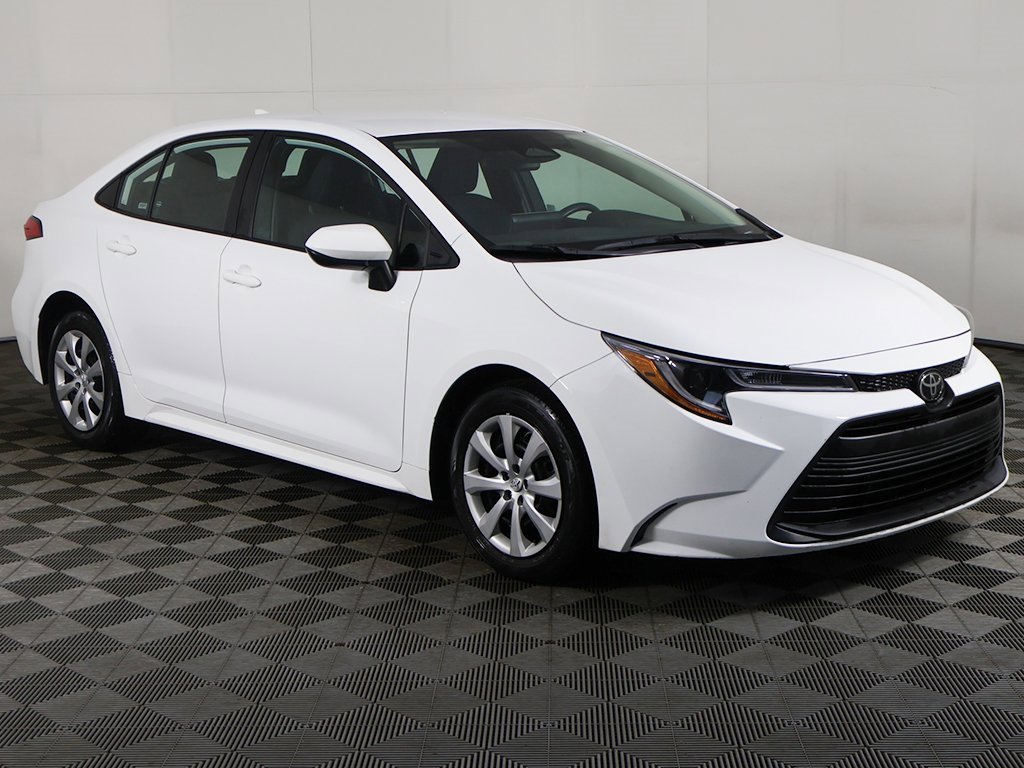 Used 2023 Toyota Corolla LE image 2