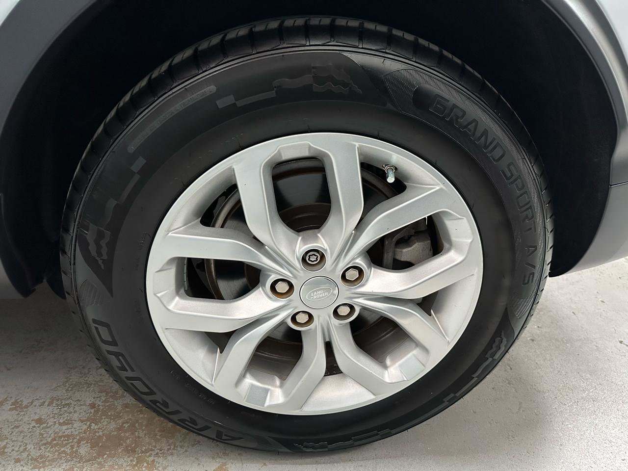 Used 2018 Land Rover Discovery SE AWD/4WD image 25
