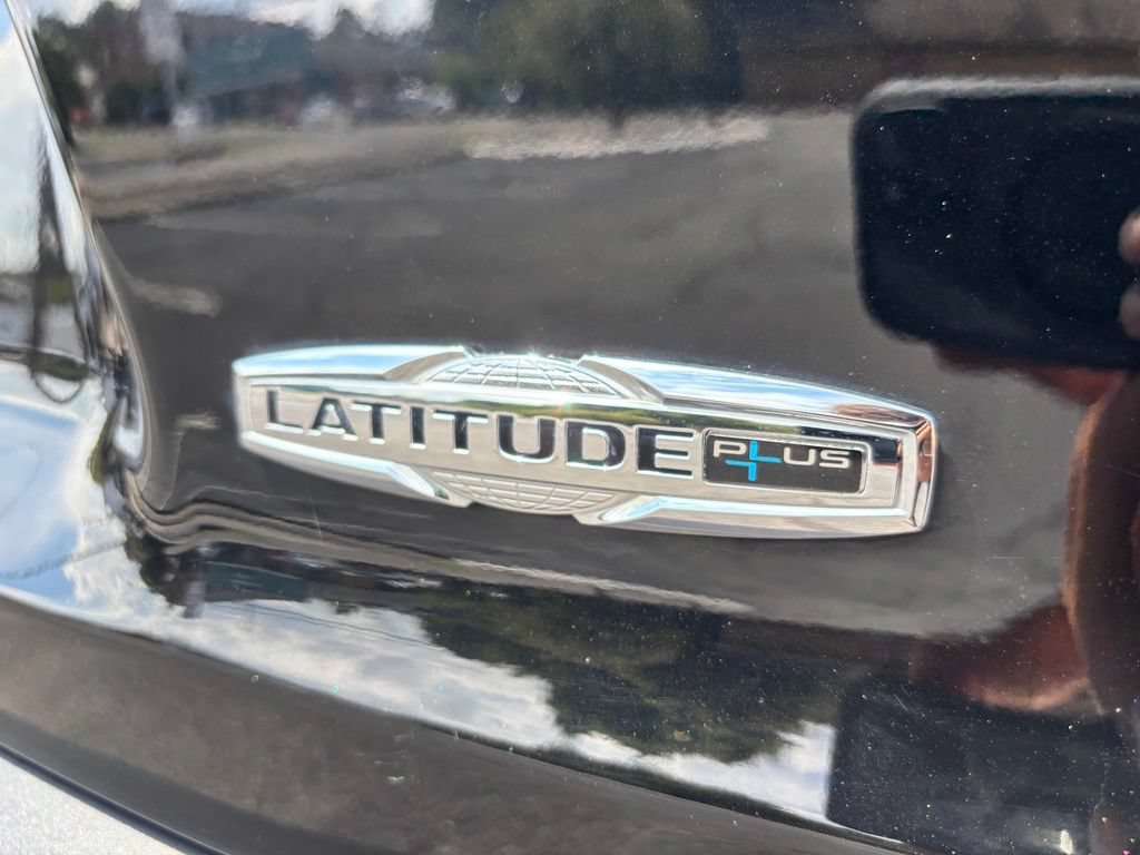 Used 2019 Jeep Cherokee Latitude Plus w/ Cold Weather Group AWD/4WD image 28
