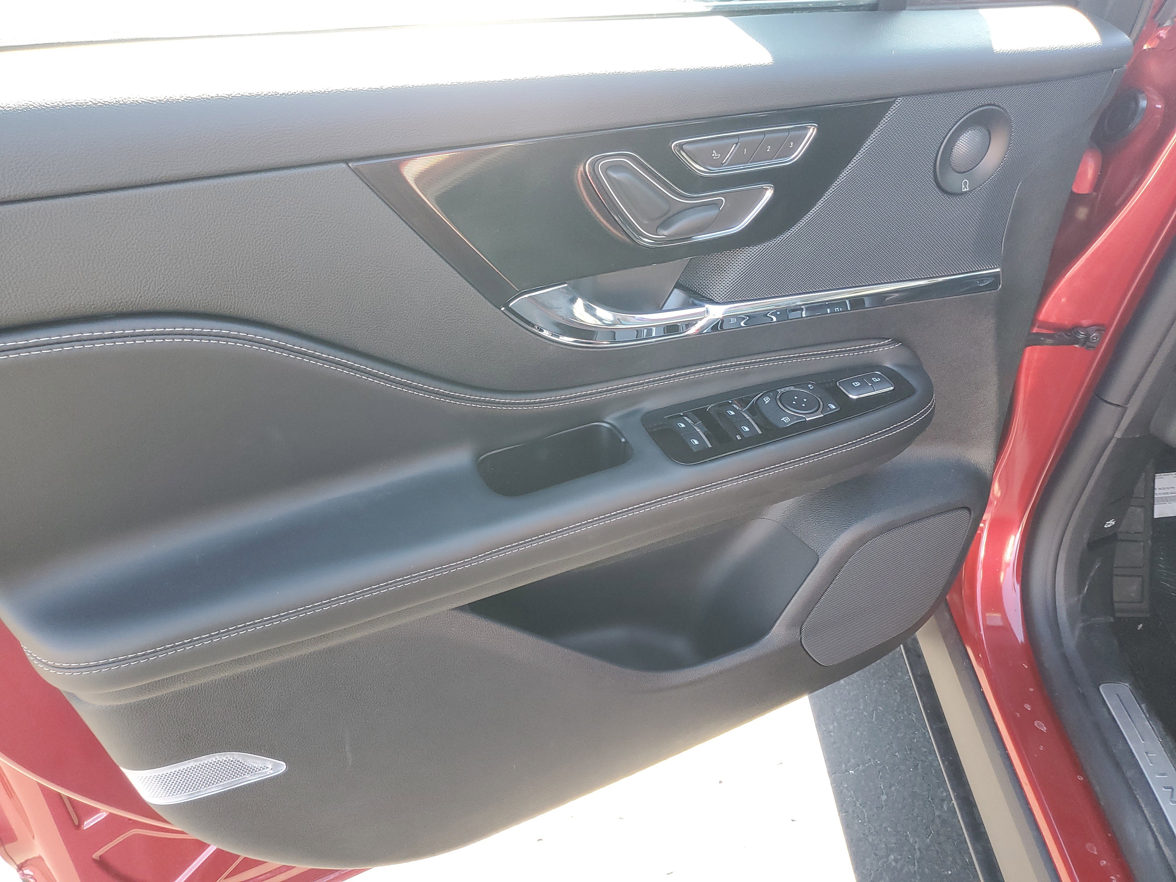 New 2025 Lincoln Corsair Reserve w/ Equipment Group 202A image 8