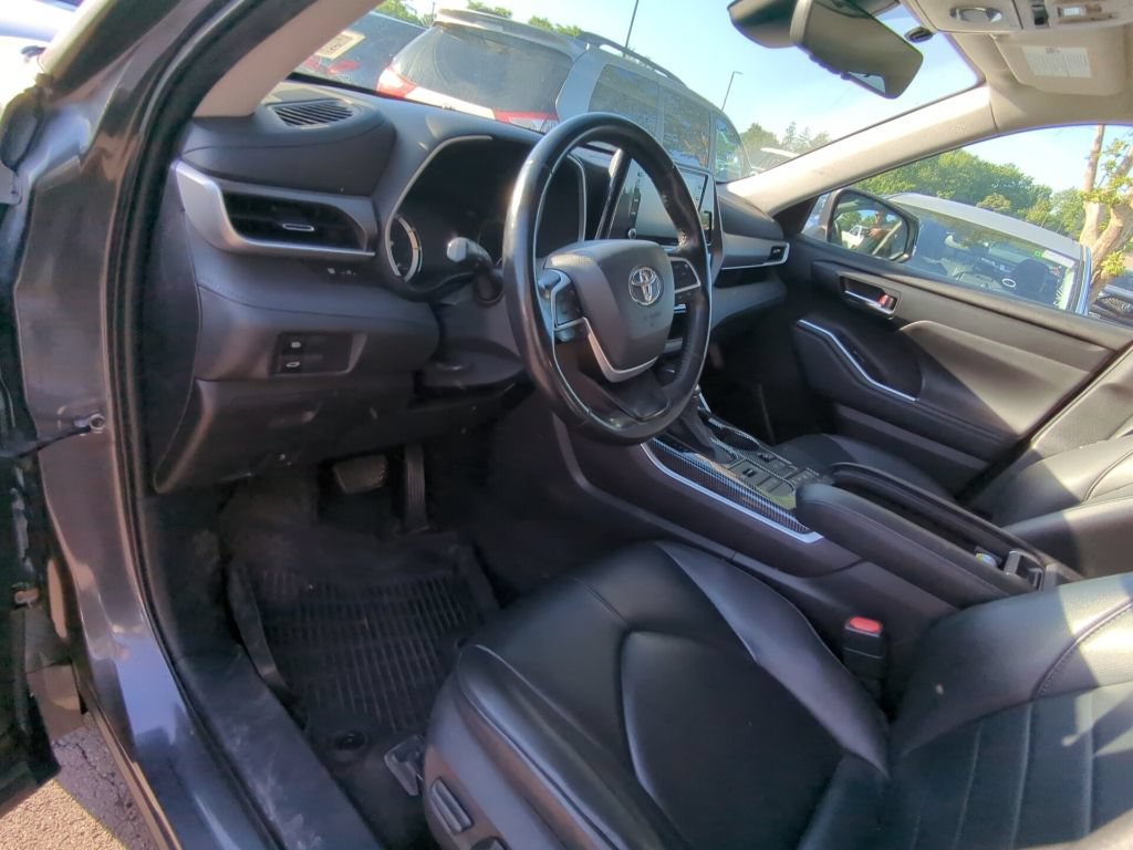 Used 2022 Toyota Highlander XLE AWD/4WD image 6
