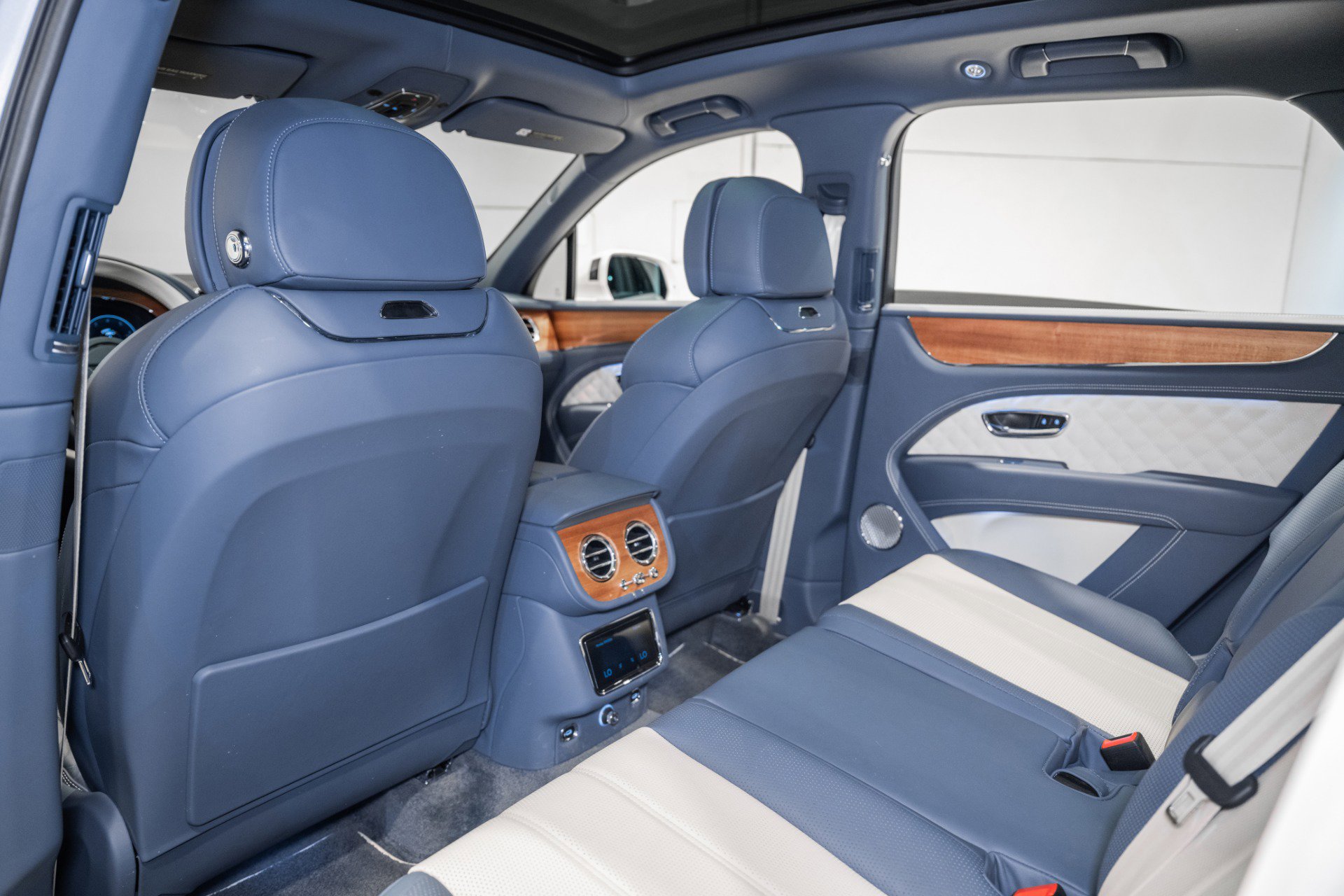 Used 2023 Bentley Bentayga image 22