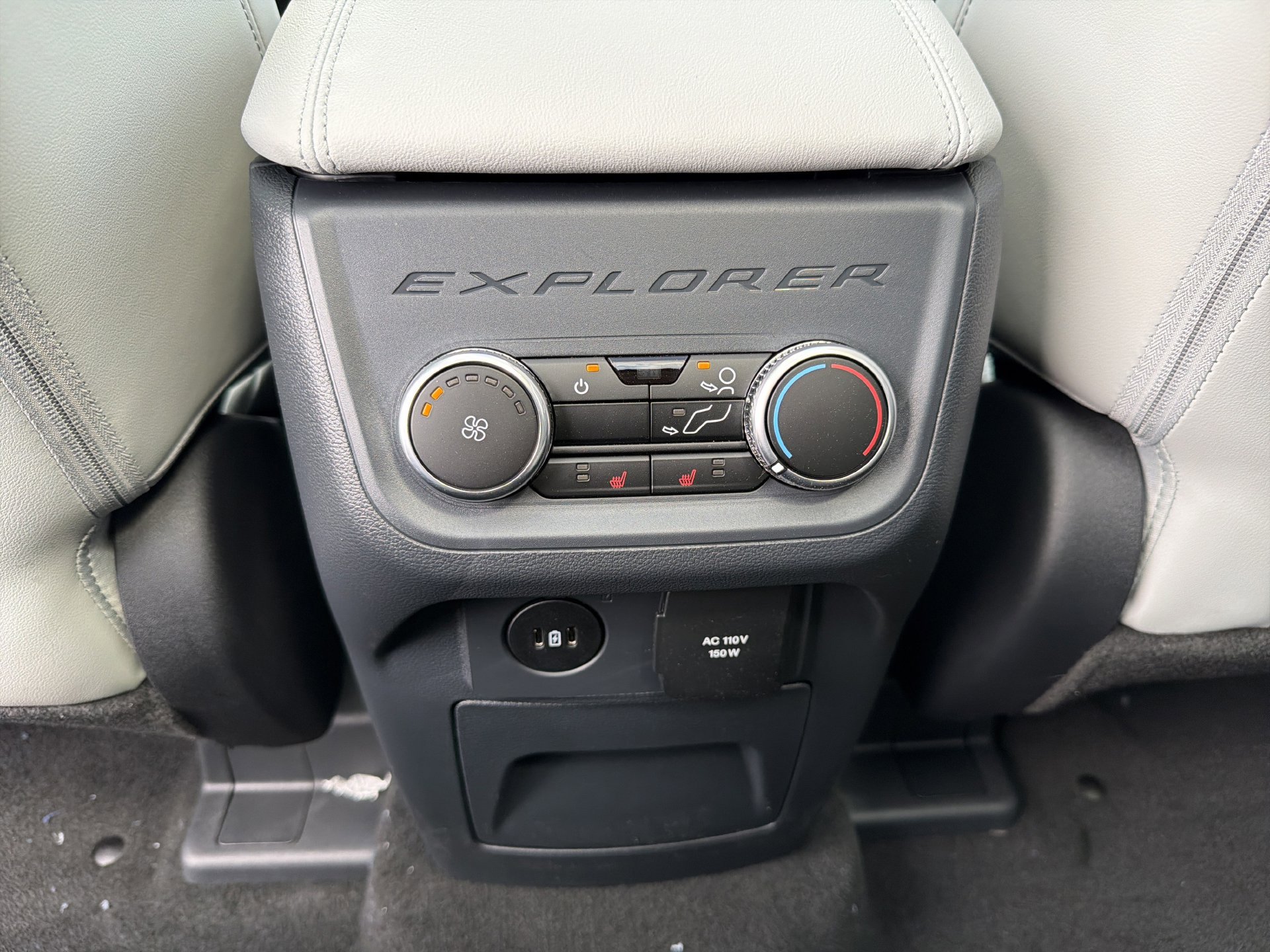 New 2026 Ford Explorer Platinum w/ LUX Leather Package AWD/4WD image 4