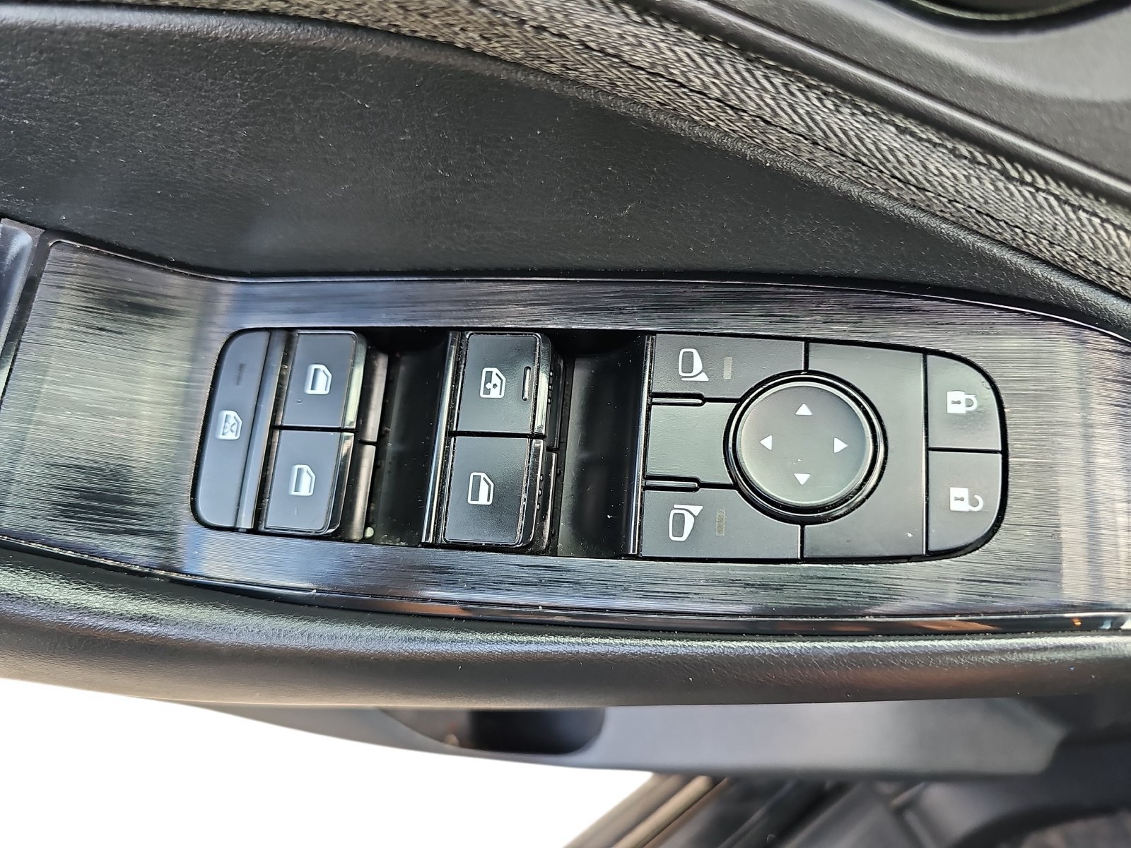 Used 2023 Nissan Rogue S AWD/4WD image 27