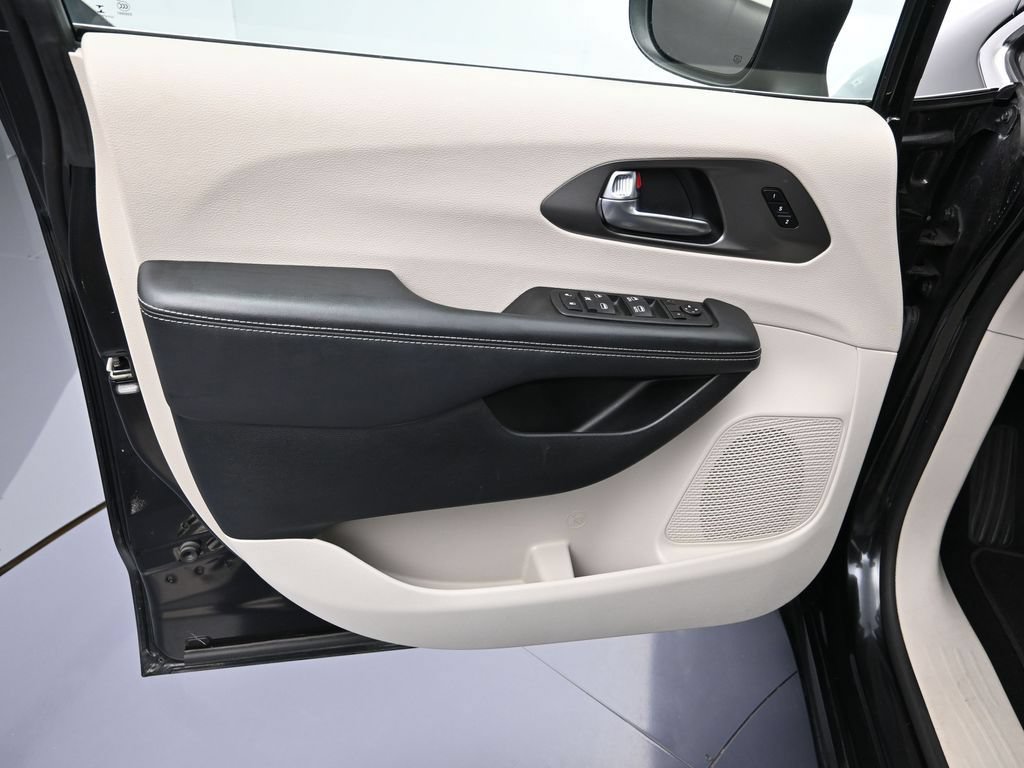 Certified 2023 Chrysler Pacifica Touring-L FWD image 10
