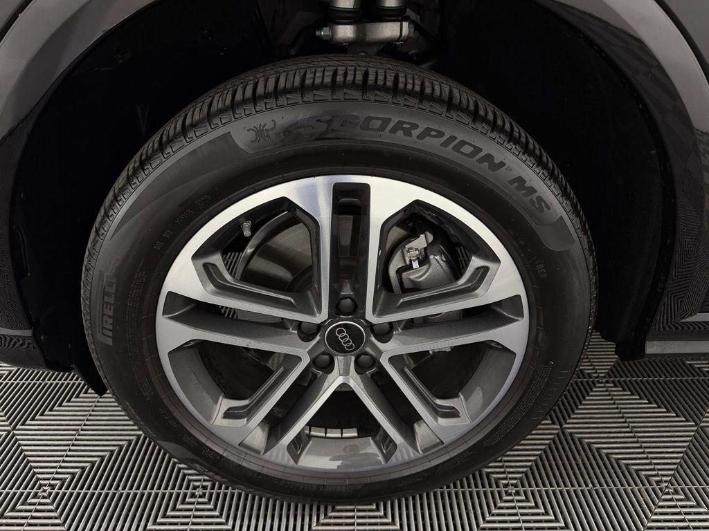 Used 2025 Audi Q5 Premium w/ Convenience Package image 11