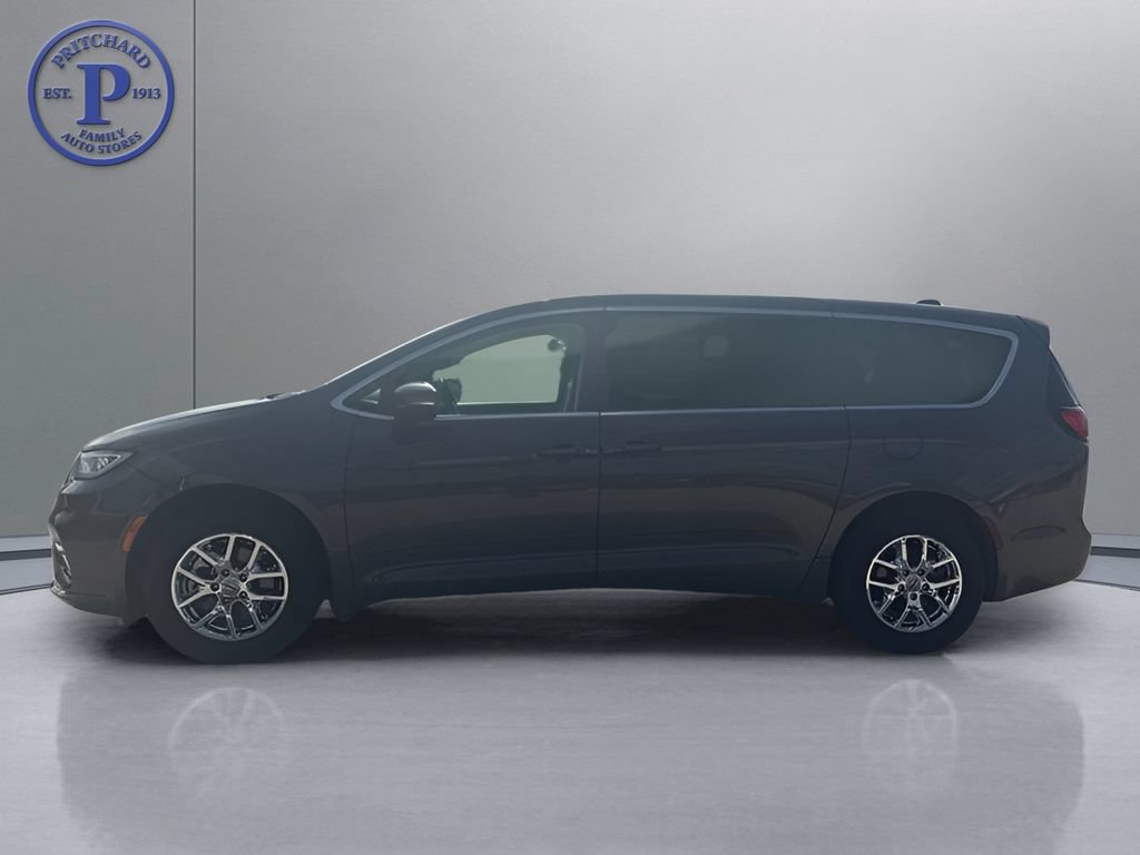 Used 2023 Chrysler Pacifica Touring-L FWD image 4