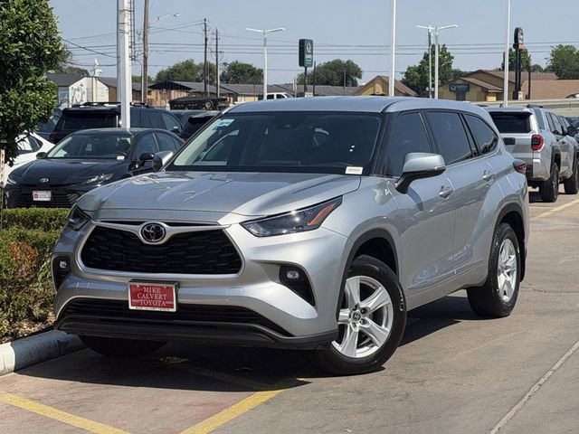 Used 2022 Toyota Highlander LE FWD image 2