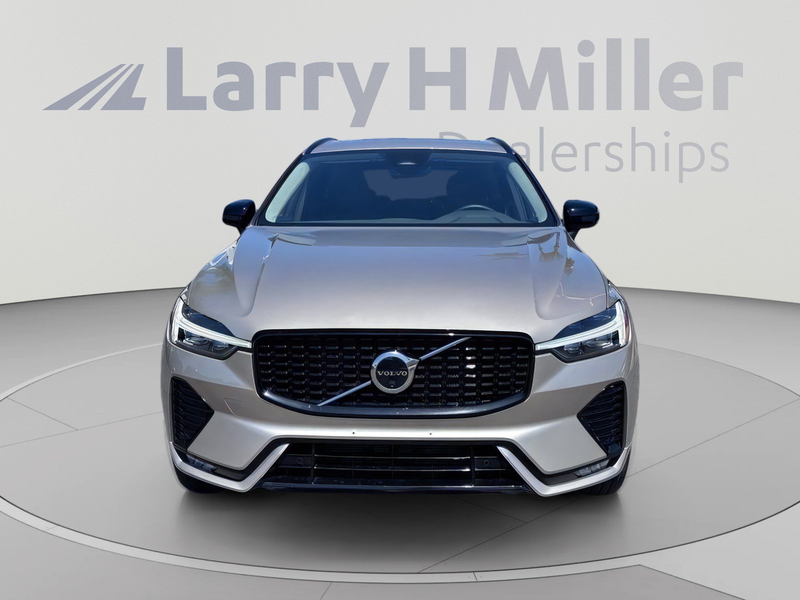 Used 2025 Volvo XC60 B5 Plus AWD/4WD image 4