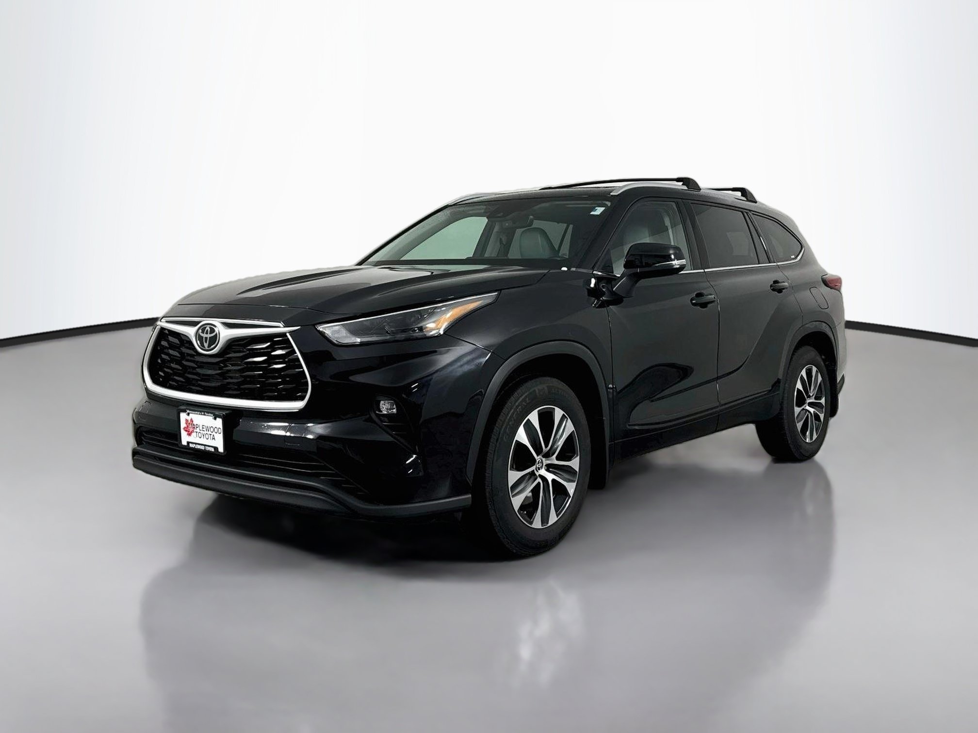 Used 2022 Toyota Highlander XLE AWD/4WD image 3