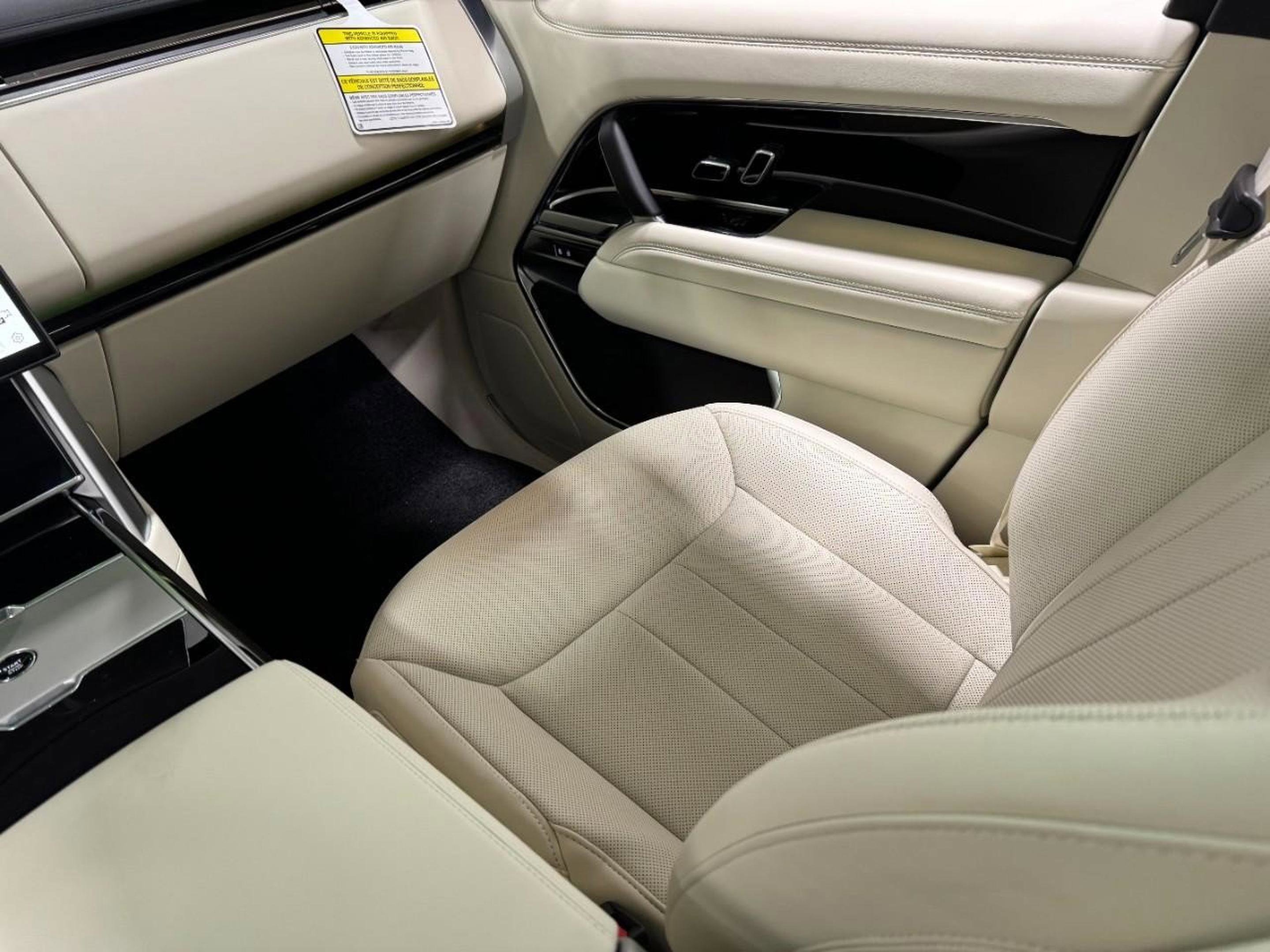 New 2025 Land Rover Range Rover SE image 17